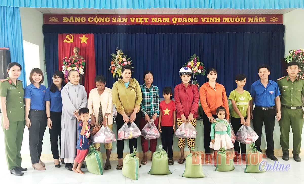 Tuổi trẻ Công an Chơn Thành xung kích tình nguyện