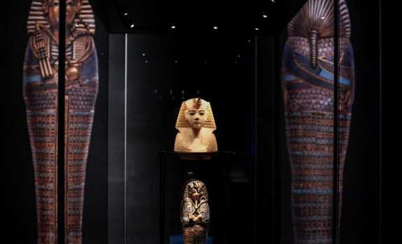 Triển lãm về Tutankhamun huyền thoại lập kỷ lục mọi thời đại tại Pháp