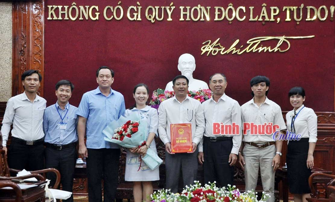  UBND tỉnh trao quyết định ph&acirc;n c&ocirc;ng c&aacute;n bộ