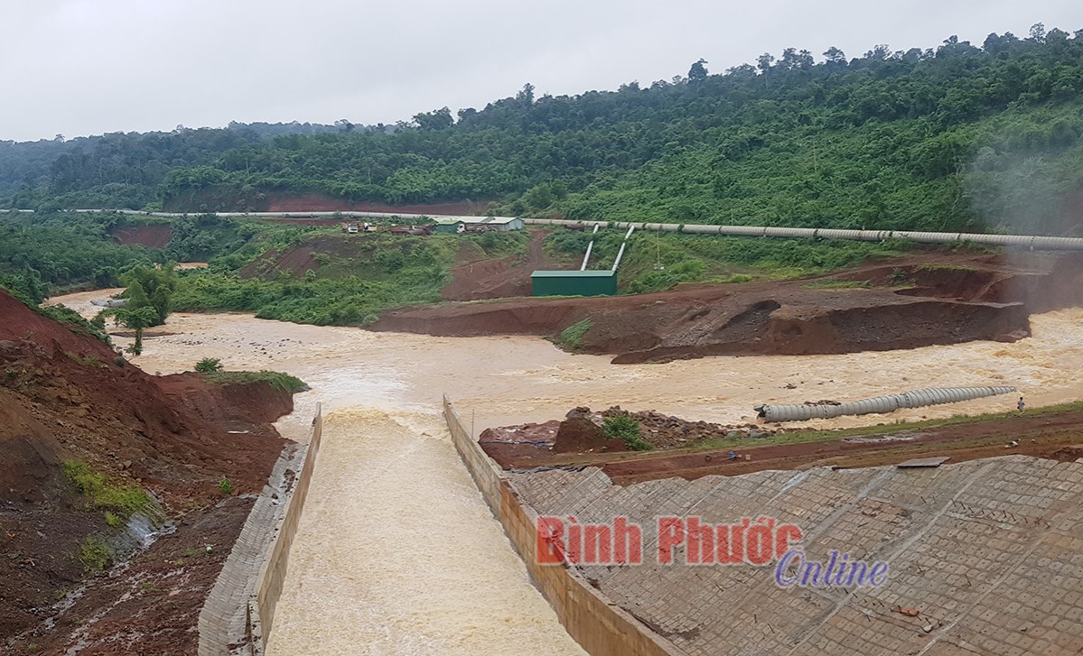 Nhanh ch&oacute;ng khắc phục sự cố kẹt cửa xả nước thủy điện Đăk Kar