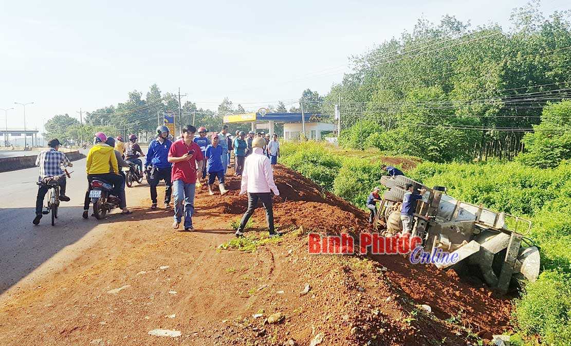 Xe bồn chở bê tông bị lật