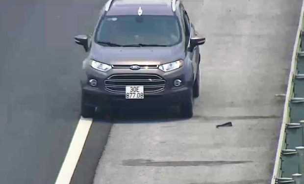 Xe &ocirc;t&ocirc; đi l&ugrave;i, chạy ngược chiều cao tốc sẽ bị phạt từ 16-18 triệu đồng