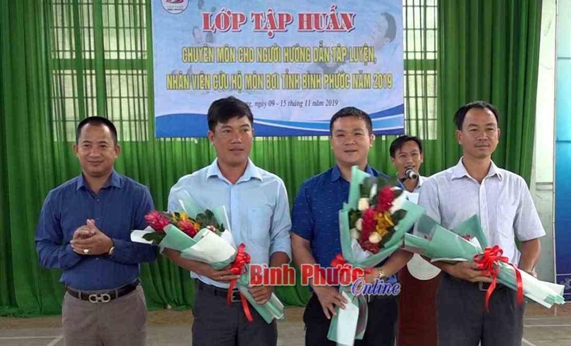 Tập huấn chuyên môn cho người hướng dẫn và cứu hộ bơi