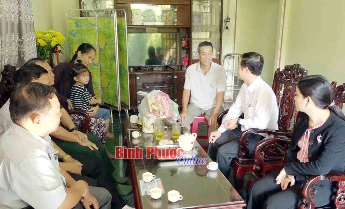 Tặng quà gia đình nạn nhân bị tai nạn giao thông