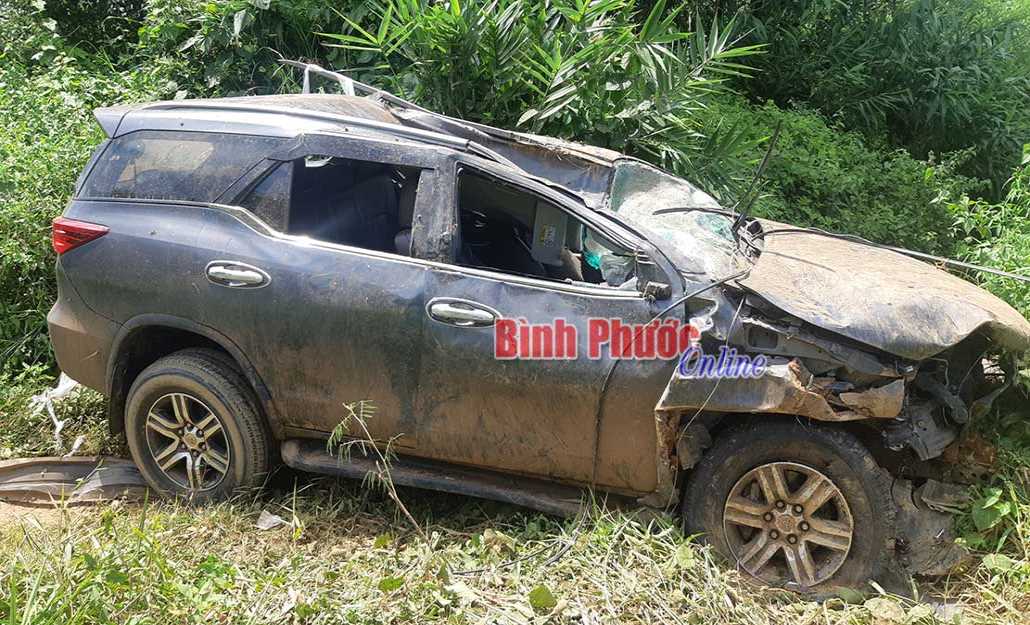 Mất lái, xe hơi bị lật tại Bù Đăng