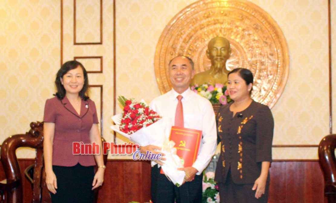 Trao quyết định nghỉ hưu cho Phó chủ tịch UBND tỉnh Nguyễn Tiến Dũng