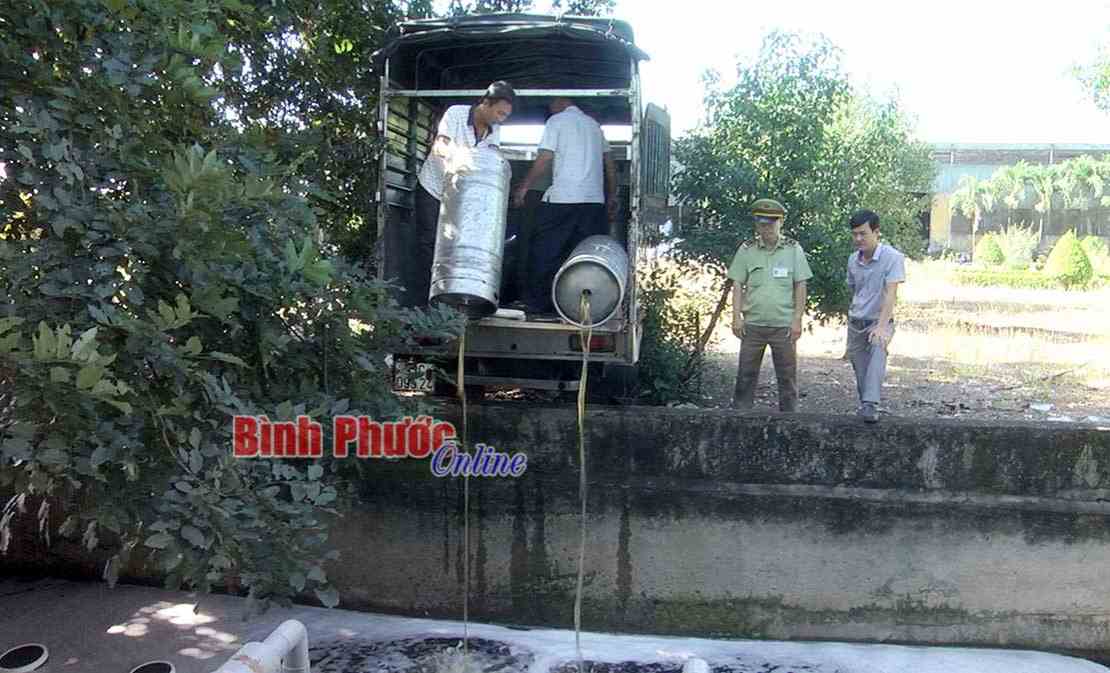 Đội quản lý thị trường s&ocirc;́ 6 ti&ecirc;u hủy hơn 1 tấn &nbsp;h&agrave;ng h&oacute;a