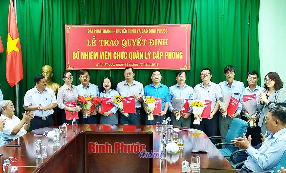 Trao quyết định bổ nhiệm trưởng, phó phòng Đài Phát thanh - Truyền hình và Báo Bình Phước