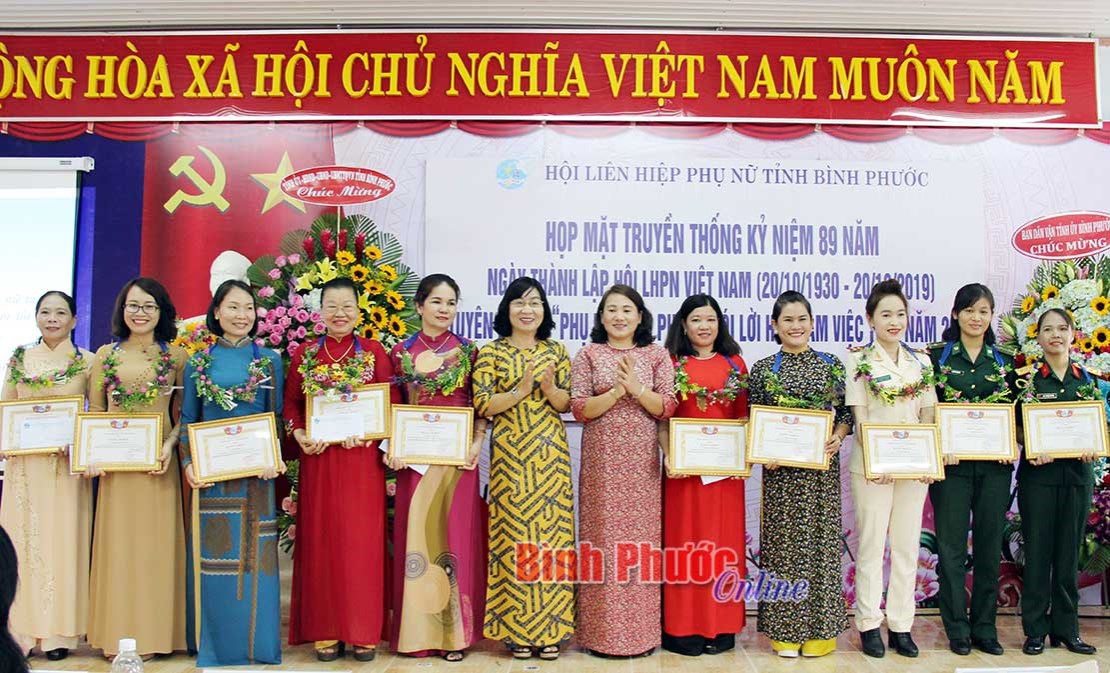 Tuy&ecirc;n dương 12 tập thể, 31 c&aacute; nh&acirc;n &ldquo;Phụ nữ B&igrave;nh Phước n&oacute;i lời hay, l&agrave;m việc tốt&rdquo;