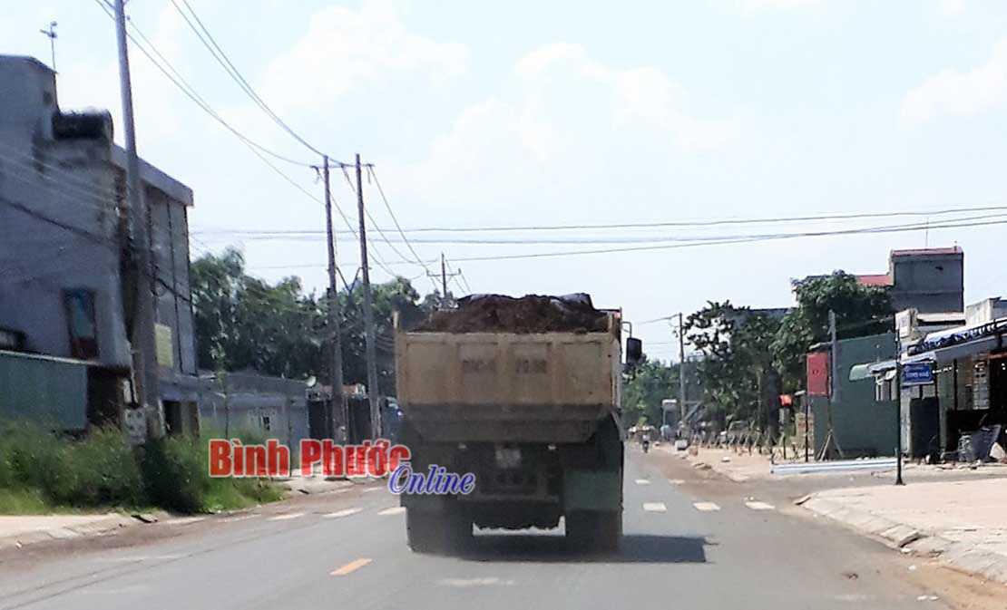 Xe chở đất không phủ bạt