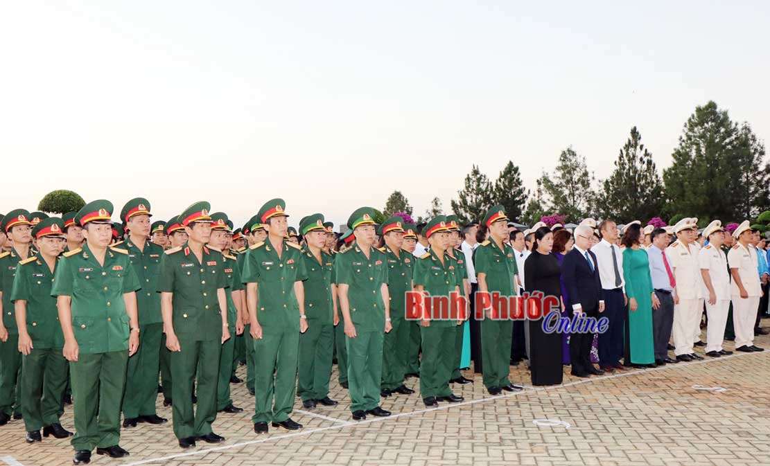 Viếng nghĩa trang liệt sĩ nhân kỷ niệm 75 năm Ngày thành lập Quân đội nhân dân Việt Nam