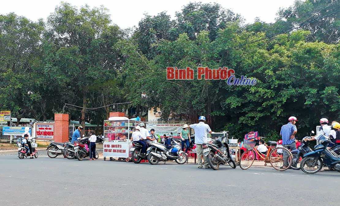  “Chợ” vây cổng trường