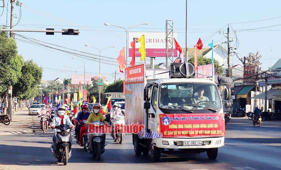 Diễu hành hưởng ứng tháng hành động quốc gia về dân số