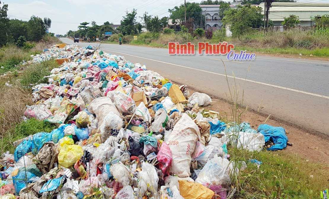 Bãi rác ven đường dài 50m