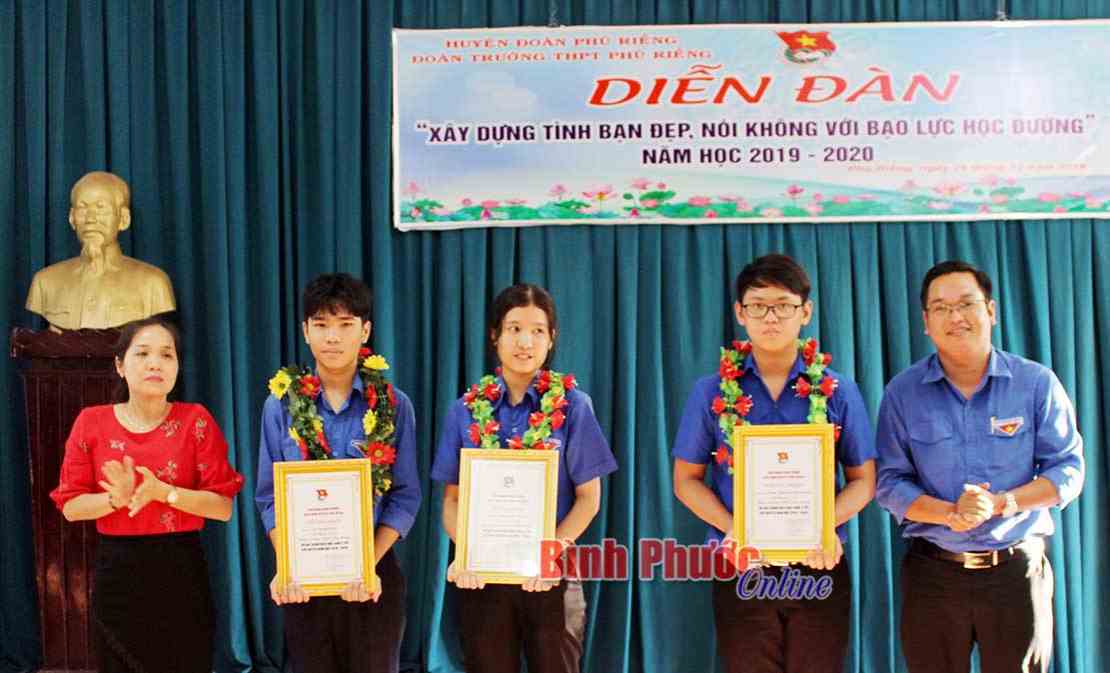 “Xây dựng tình bạn đẹp, nói không với bạo lực học đường”