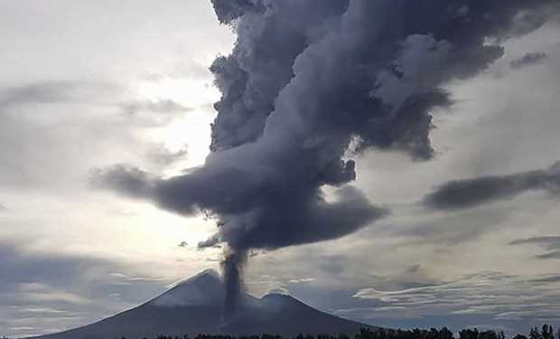 Núi lửa Ulawun ở Papua New Guinea lại phun trào, nhiều người sơ tán