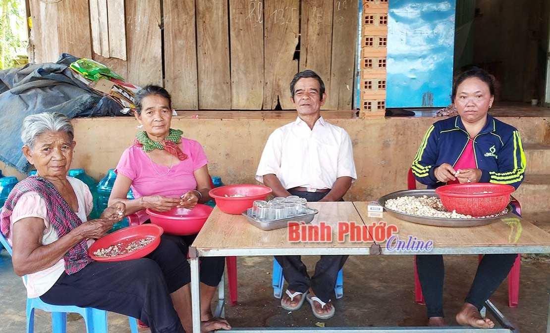 L&agrave;m tr&ograve;n vai tr&ograve; &ldquo;cầu nối&rdquo;