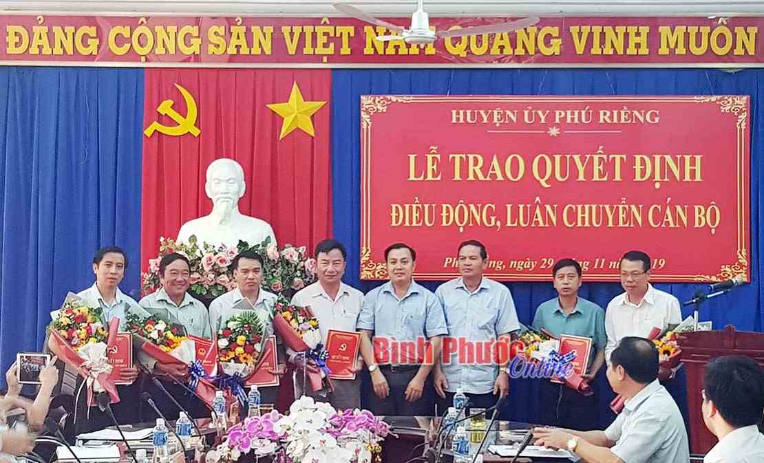 Huyện ủy Phú Riềng trao quyết định cho 6 cán bộ