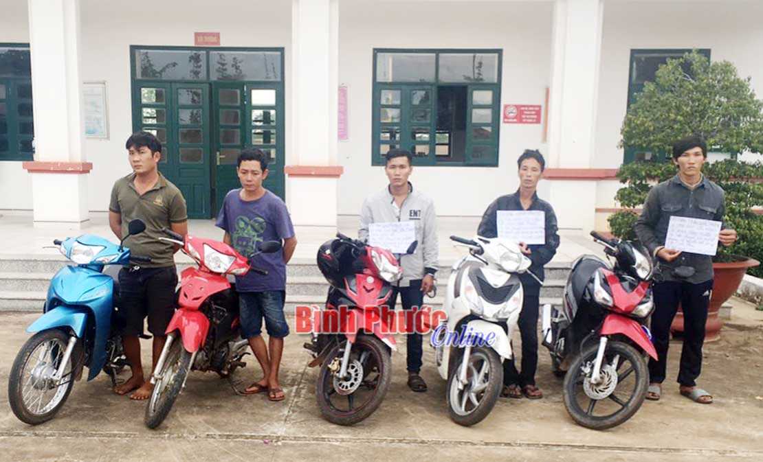 B&agrave;n giao 5 đối tượng vận chuyển xe m&aacute;y qua Campuchia ti&ecirc;u thụ