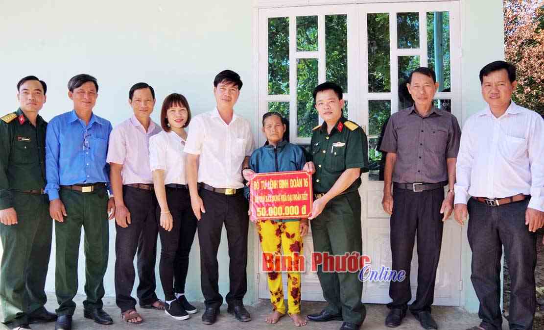 Binh đoàn 16 bàn giao nhà đại đoàn kết