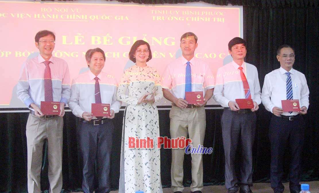 27 học viên được cấp chứng chỉ chuyên viên cao cấp