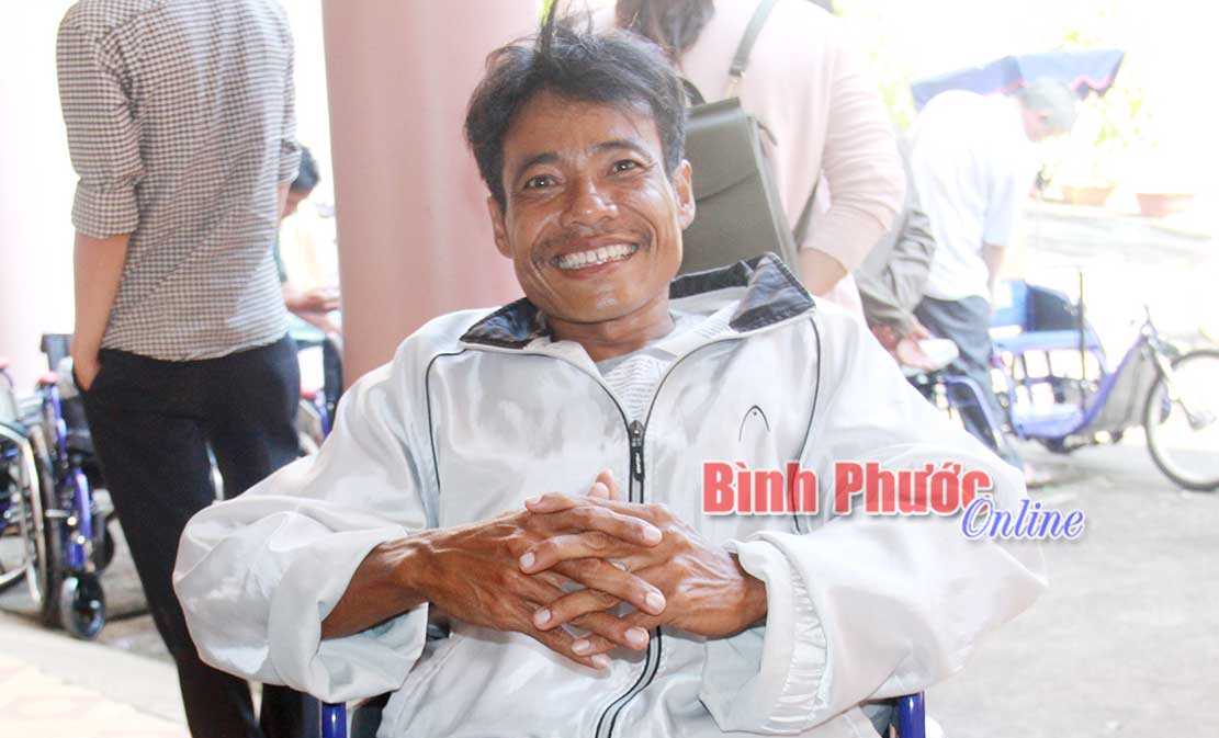 Anh Điểu Mầm được tặng xe lăn