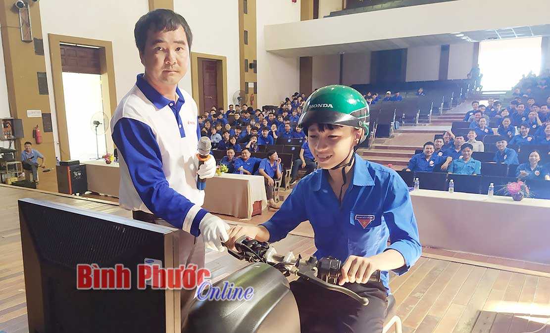 Thanh niên Lộc Ninh tham gia ngày hội văn hóa giao thông