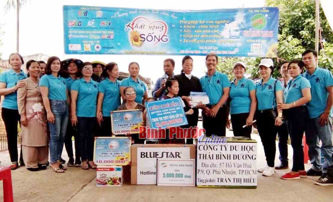  “Khát vọng sống” hỗ trợ gia đình chị Trần Thị Hiểu 250 triệu đồng