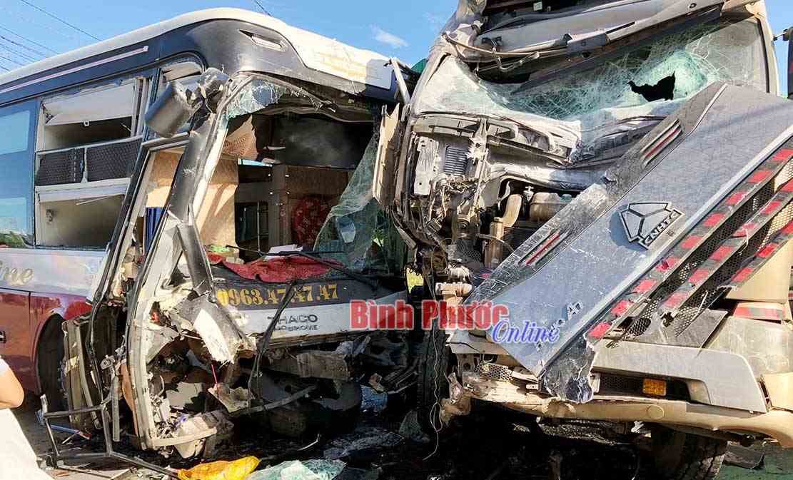 Xe giường nằm đấu đầu xe đầu kéo, 4 người thương vong