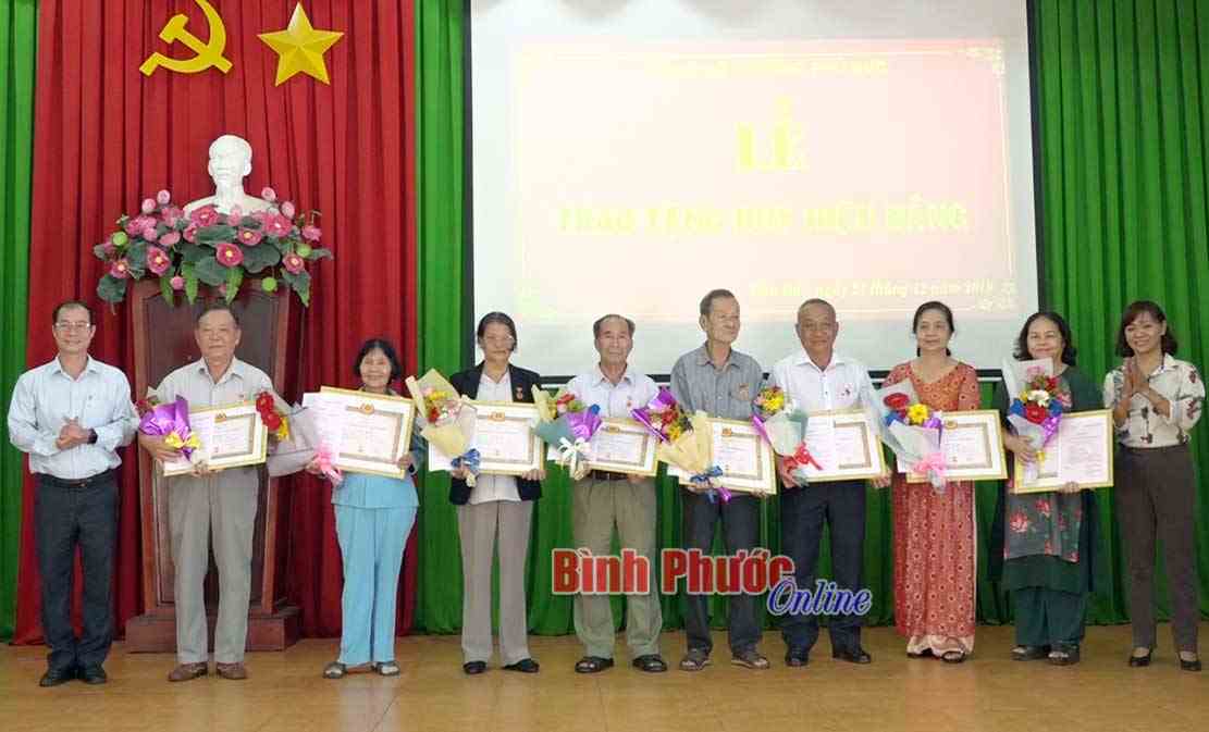 Phú Đức trao tặng Huy hiệu Đảng cho 8 đảng viên