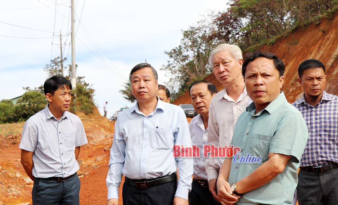 Đường từ ngã ba Vườn Chuối vào trảng cỏ Bù Lạch thực hiện quá chậm