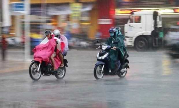 Biển Đông có gió giật cấp 9, không khí lạnh gây mưa to ở Trung Bộ