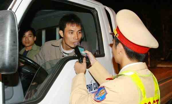 Cấm người uống rượu, bia điều khiển phương tiện tham gia giao th&ocirc;ng