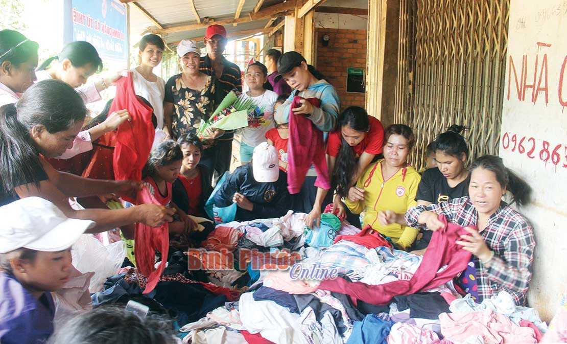 Tủ quần &aacute;o từ thiện thu h&uacute;t phụ nữ DTTS