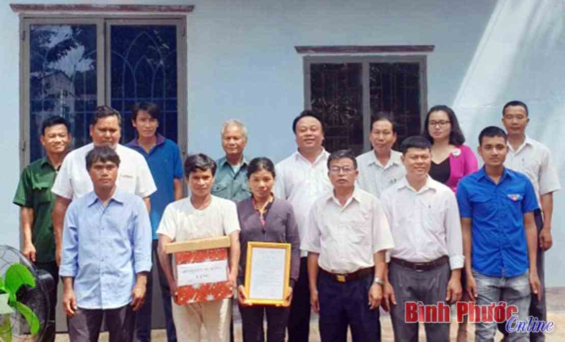 Bù Đăng bàn giao nhà “Nghĩa tình đảng viên”
