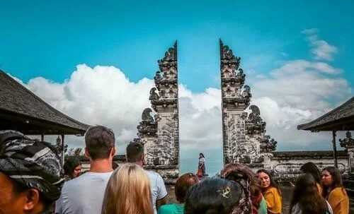 7 điểm du lịch nổi tiếng bị khách hủy hoại