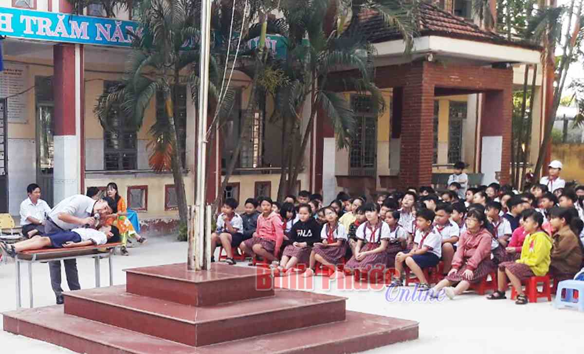 400 học sinh được trang bị kỹ năng phòng chống đuối nước
