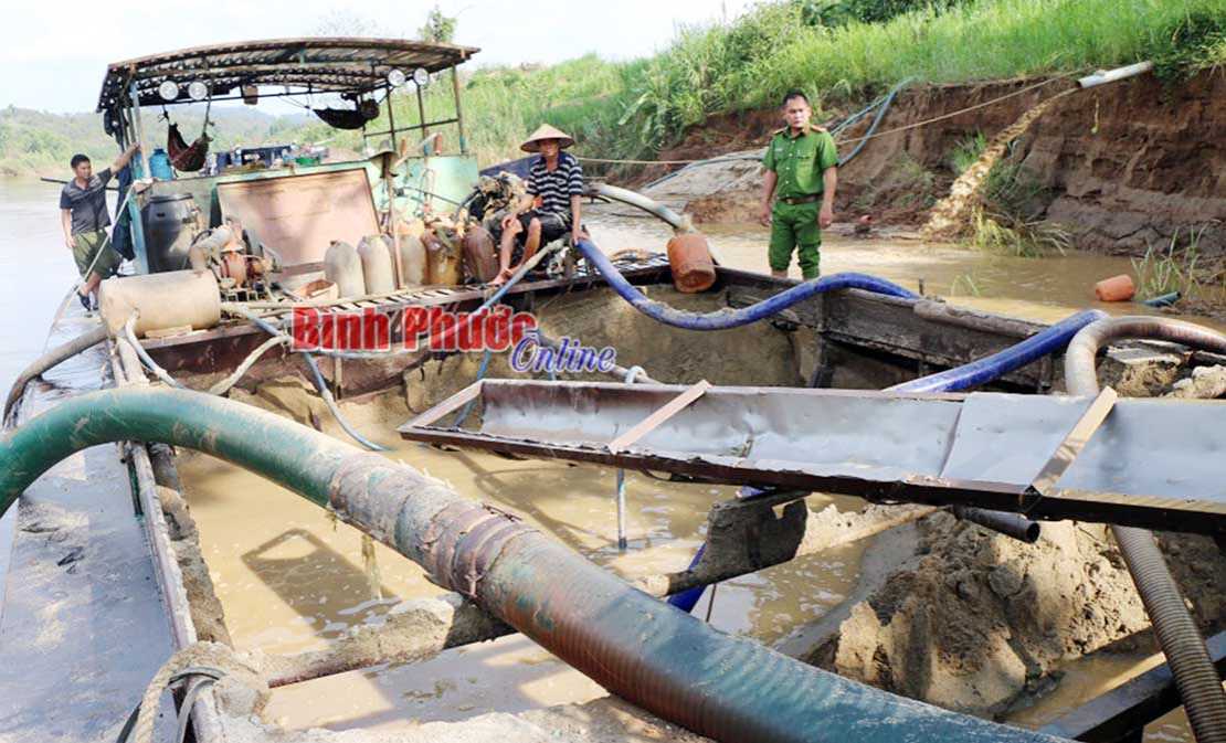 Bắt quả tang 3 t&agrave;u khai th&aacute;c c&aacute;t tr&aacute;i ph&eacute;p tr&ecirc;n s&ocirc;ng Đồng Nai