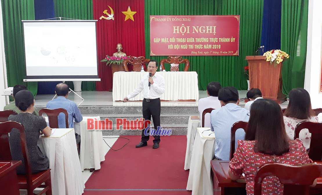 Thường trực Th&agrave;nh ủy Đồng Xo&agrave;i đối thoại với đội ngũ tr&iacute; thức