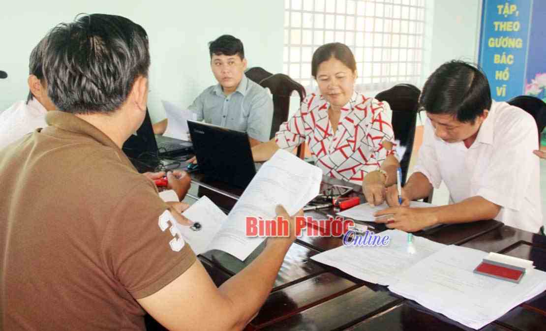 Bù Đốp: Cán bộ về thôn, ấp làm thủ tục cấp GCNQSD đất cho dân