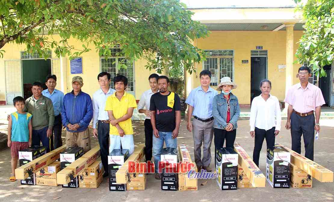 28 hộ dân tộc thiểu số được hỗ trợ nông cụ sản xuất