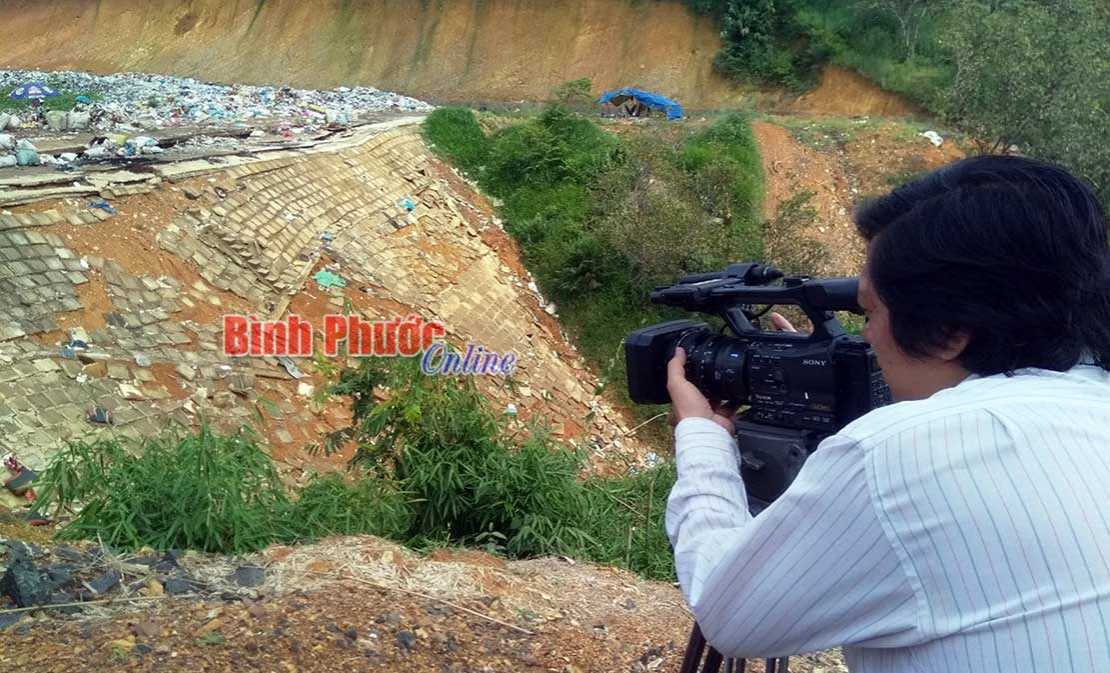 Bãi tập kết rác Bù Đăng bị sạt lở nghiêm trọng