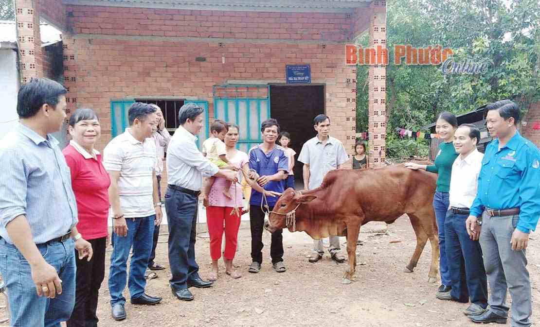 Đồng Xo&agrave;i: 2 hộ mới tho&aacute;t ngh&egrave;o được hỗ trợ nh&agrave; v&agrave; sinh kế