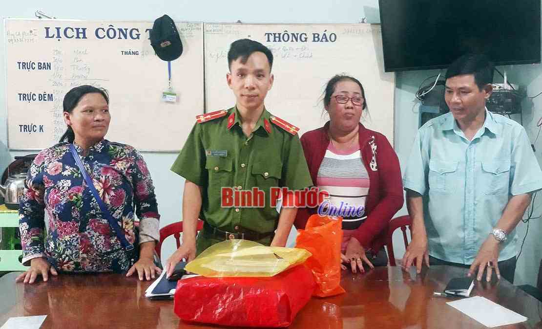 Chủ tịch UBND tỉnh tặng bằng khen cho người bán vé số có hành động đẹp