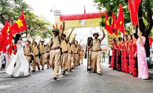 H&agrave; Nội năm cửa &ocirc; đ&oacute;n mừng đo&agrave;n qu&acirc;n giải ph&oacute;ng