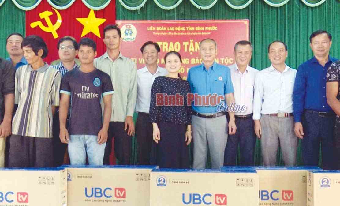 10 hộ DTTS ngh&egrave;o ở Ph&uacute; Văn được tặng tivi
