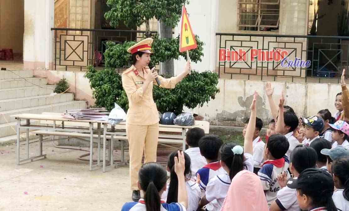 Đổi mới c&aacute;ch tuy&ecirc;n truyền về ph&aacute;p luật giao th&ocirc;ng