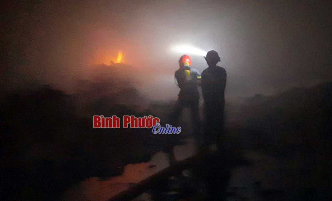 Cháy nhà máy sản xuất viên nén mùn cưa ở Chơn Thành