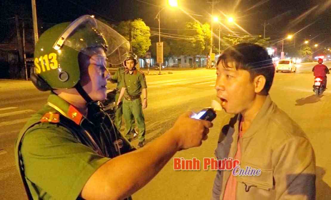 Chơn Th&agrave;nh ra qu&acirc;n kiểm tra, xử l&yacute; vi phạm nồng độ cồn