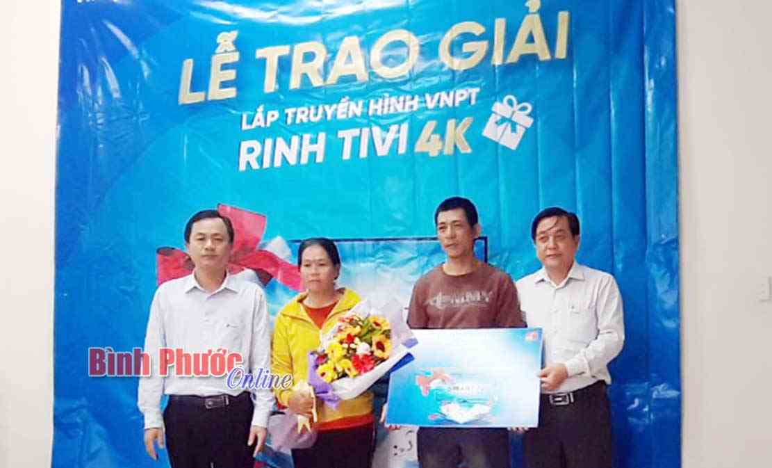 VNPT Bình Phước trao thưởng cho khách hàng